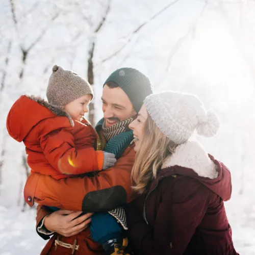 Glückliche Familie in Winterlandschaft.