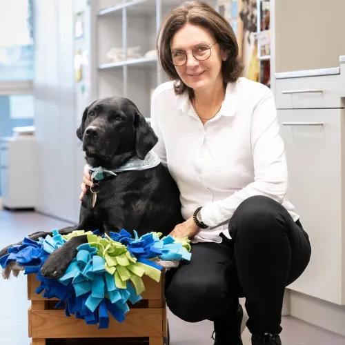 Esther Muff mit ihrem Therapiehund