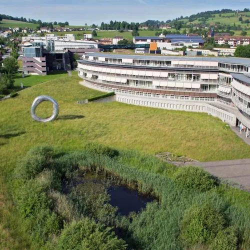 Luftansicht, auf der man den Campus Nottwil mit dem Schweizer Paraplegiker-Zentrum sieht. 