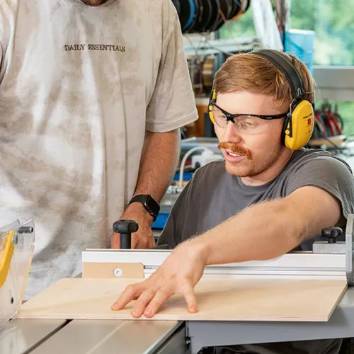 Tim Harder am Holz schneiden