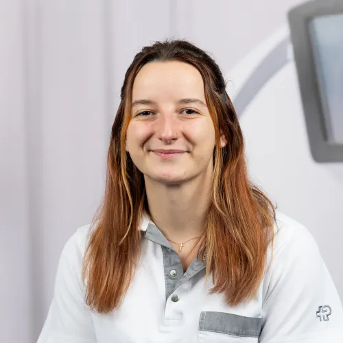 Junge lachende Frau mit einem weissen T-Shirt