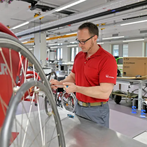 Arbeiten am Rennrollstuhl