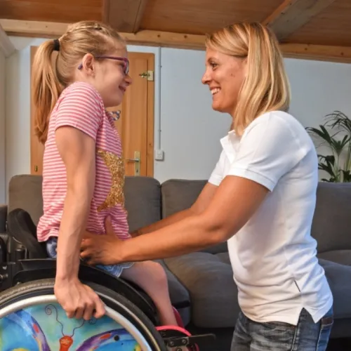 Die Elfjährige Linda Lüthi wird von Andrea Violka, Mitarbeiterin von ParaHelp besucht und unterstützt.