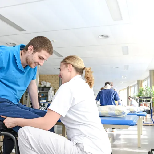 Szene aus der Physiotherapie - Newsletter der Schweizer Paraplegiker-Stiftung